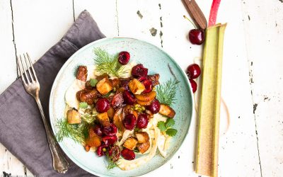 Mungbohnen-Fenchel Salat mit Pfeffer-Rhabarber, Kirschen und Räuchertofu