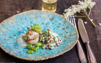 Jakobsmuscheln mit kandierten Walnüssen, Buttermilch-Kräuterschaum, Bohnen und Quinoa Tabouleh