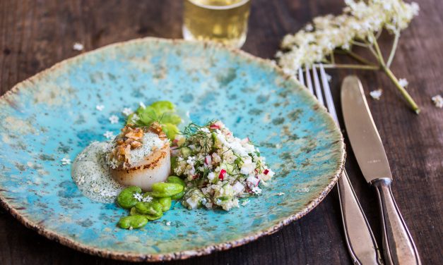 Jakobsmuscheln mit kandierten Walnüssen, Buttermilch-Kräuterschaum, Bohnen und Quinoa Tabouleh