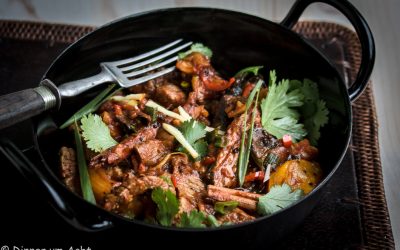 Indien-Sehnsucht und scharfes Rindfleisch mit Kurkuma und Zimt