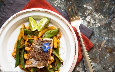 Bachsaibling auf der Haut gebraten mit dreierlei Bohnen, Fenchel und Miso-Tomaten