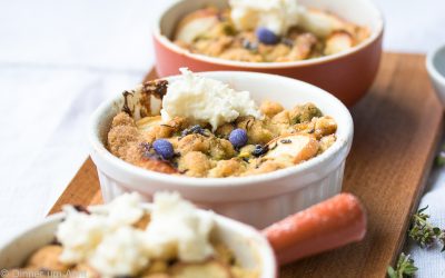 Pfirsich-Aprikosen Crumble mit Lavendel und Kokos-Crème fraîche