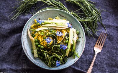 Zitronennudeln mit Büffel-Ricotta, Babyfenchel, Mönchsbart und frischen Erbsen