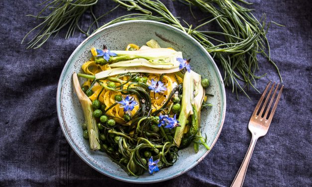 Zitronennudeln mit Büffel-Ricotta, Babyfenchel, Mönchsbart und frischen Erbsen