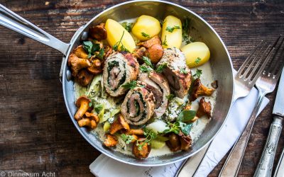 Involtini mit Ricotta-Kräuterfüllung auf sahnigem Porree und Pfifferlingen