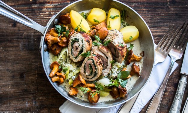 Involtini mit Ricotta-Kräuterfüllung auf sahnigem Porree und Pfifferlingen