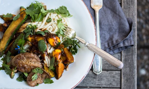 Pom Pom Blanc gebraten mit Udon Nudeln und kleinen Zucchini