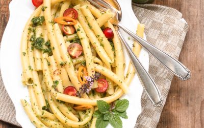 Sellerieblätter Pesto, Nudeln und frische Balkon-Tomaten
