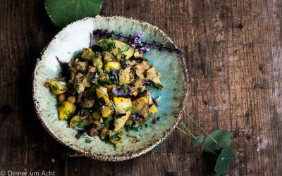 Kichererbsen-Kürbis Curry mit Schnittknoblauch und indischen Gewürzen