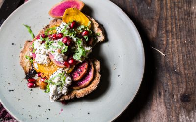 Süße Bete auf Toast mit Gewürz-Ricotta, Basilikum und Granatapfel