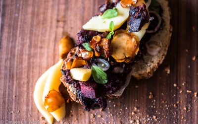 Gebratene Blutwurst, in Apfelwein gegarte Quittenspalten und karamellisierter Meerrettich auf getoastetem Bauernbrot