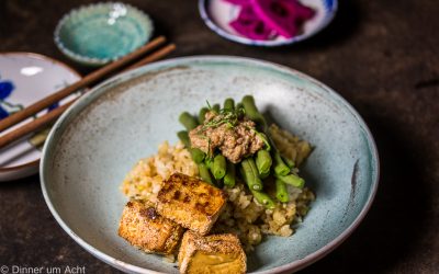 Knuspriger, marinierter Tofu mit grünen Bohnen, Walnuss-Miso und einem köstlichen Mitbringsel aus Japan