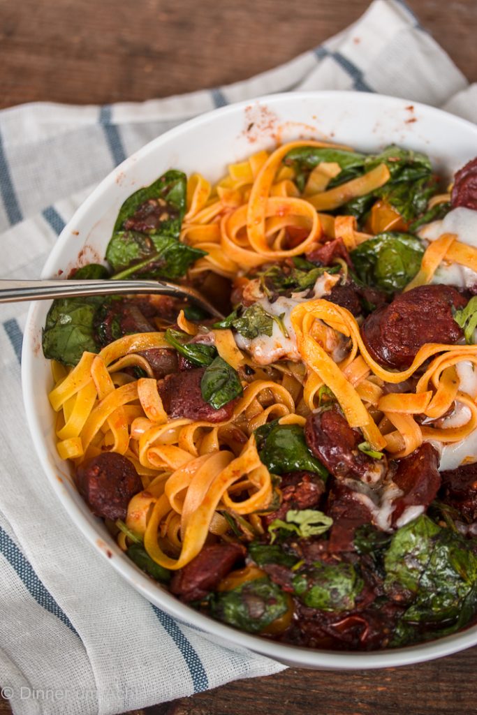 Pasta mit scharfer Chorizo, Blattspinat und frischer Tomaten-Gewürz ...