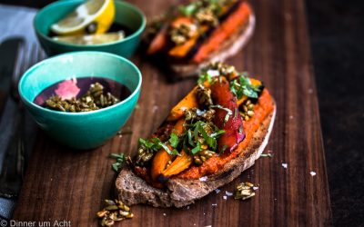 Ofengeröstete Möhren mit Kreuzkümmel, Paprika-Walnuss Paste und gewürzten Sonnenblumenkernen auf Dinkelbrot