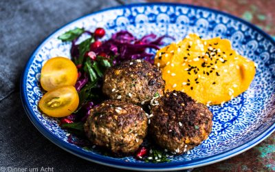 Lamm-Minz Bällchen mit Kürbis Hummus und Granatapfel-Rotkohl Salat
