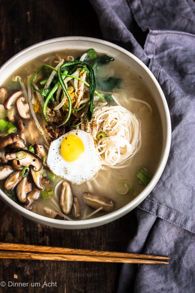 Miso Nudelsuppe mit Shiitake Pilzen, Spinat und Sprossen - Dinner um Acht
