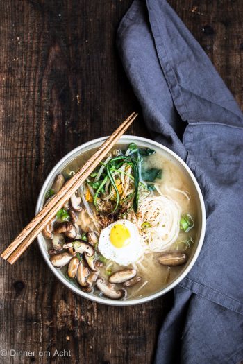 Miso Nudelsuppe mit Shiitake Pilzen, Spinat und Sprossen - Dinner um Acht