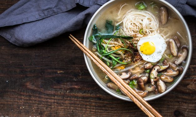 Miso Nudelsuppe mit Shiitake Pilzen, Spinat und Sprossen