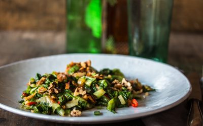 Geschmorter Endiviensalat mit Miso, Chili und Walnüssen