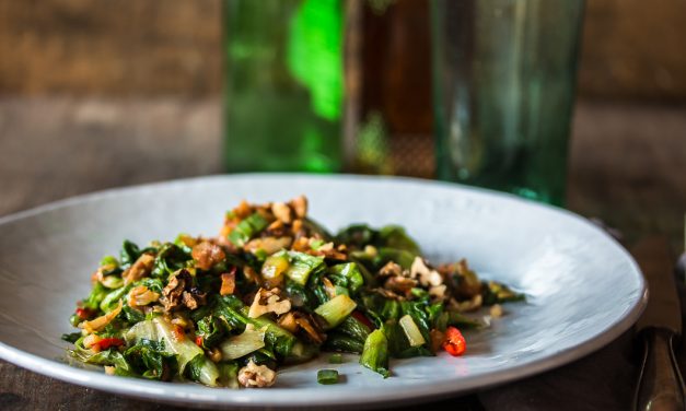 Geschmorter Endiviensalat mit Miso, Chili und Walnüssen