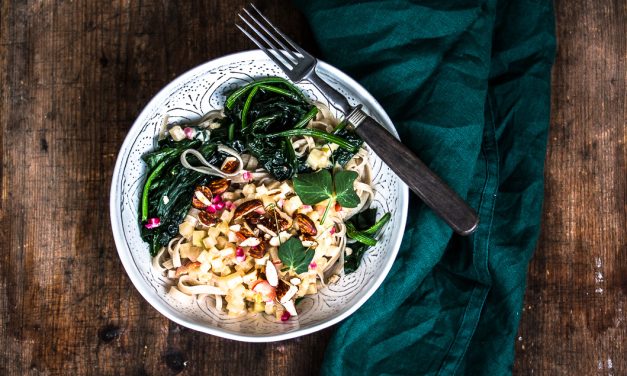 Linguini mit Kohlrabi-Wermut Sahne,Spinat und Tamari Mandeln