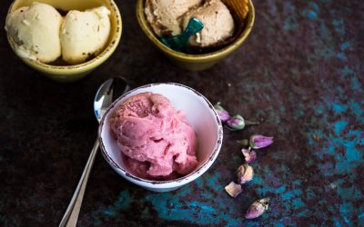 Eiskalte Verführung – Salziges Karamelleis, Mango-Kardamom Eis und Rhabarber-Rosen Sorbet „made by Emma“ [Promotion]