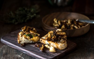 Samthauben Pilze, weiße Shimeji und Shiitake Pilze mit Bacon-Koriander Vinaigrette auf Toast