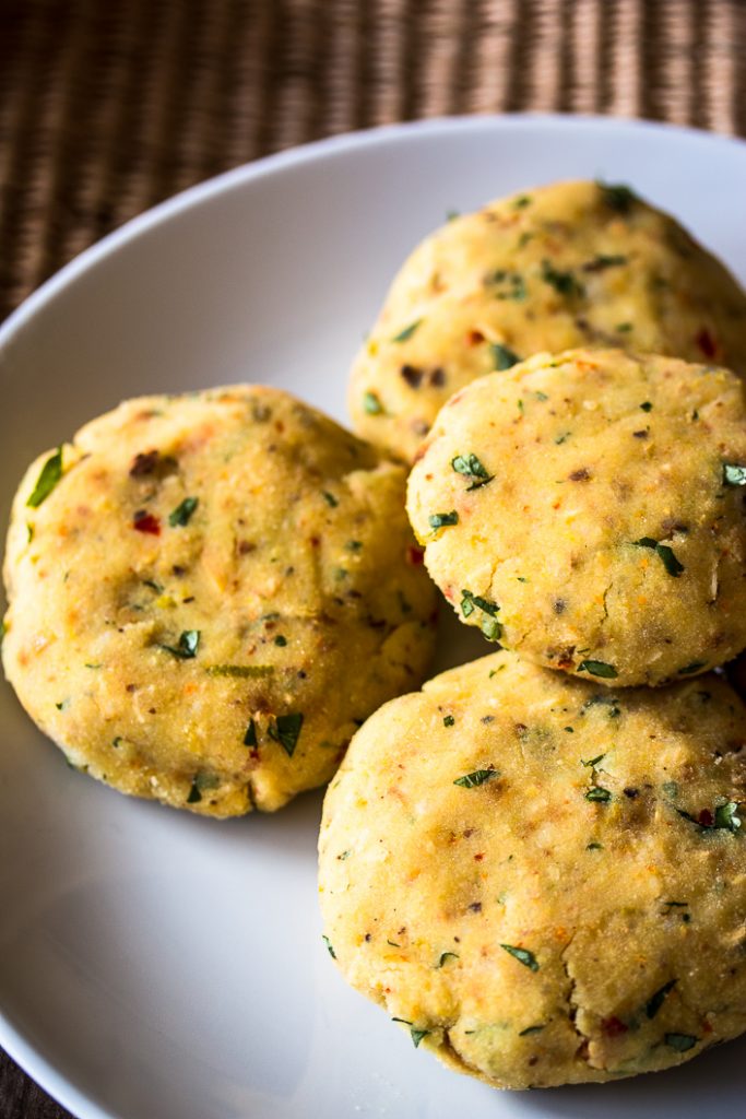 Aloo Tikki – indische Kartoffelplätzchen mit Mandel-Koriander Chutney ...