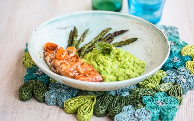 Schwarzer Heilbutt mit Sesamglasur und Physalis, grünem Spargel und Erbsenpüree