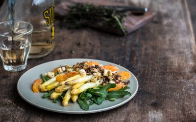 Spargel mit Blutorange, Rucola und mediterranen Oliven-Bröseln