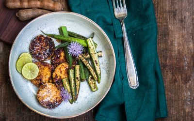 Kokosnuss-Tamarinden Tempeh mit gebratenen Okras und Schnittlauchblüten