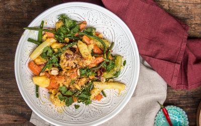 Indonesischer Gemüsesalat mit Spargel und Erdnüssen