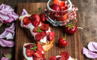 Strawberry fields forever – pralle, sonnengereifte Erdbeeren im Ofen geröstet mit Ricotta-Rosencreme auf Brioche Toast
