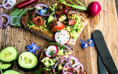 Orientalische Aromen – Avocado Fattoush auf Toast