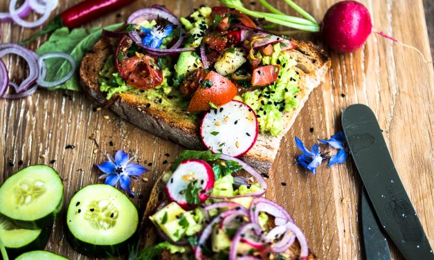 Orientalische Aromen – Avocado Fattoush auf Toast