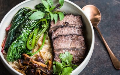 Bowl of Happiness – asiatisch geschmorte Rinderschulter mit Shiitake Pilzen, Reisnudeln in Miso Brühe und Gewürzmalve