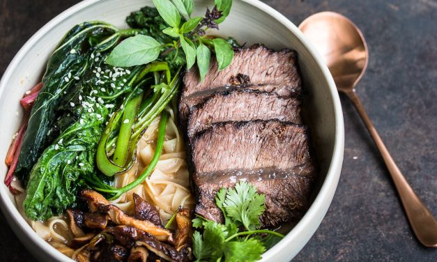 Bowl of Happiness – asiatisch geschmorte Rinderschulter mit Shiitake Pilzen, Reisnudeln in Miso Brühe und Gewürzmalve