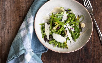 Sugar Snap Peas mit Zitronen-Minz Dressing und Ziegen Cheddar