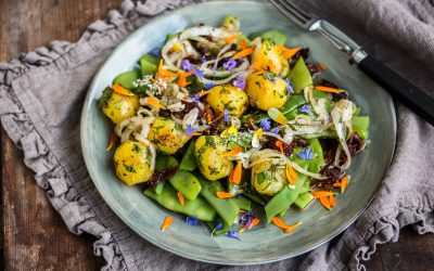 Sommerlicher Kartoffel-Bohnensalat mit getrockneten Tomaten und Ringelblumen