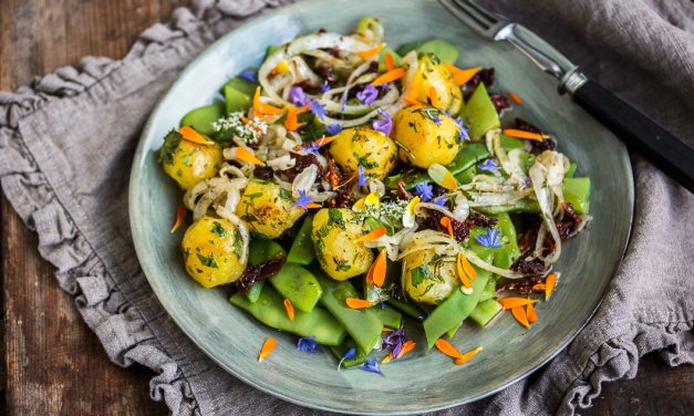 Sommerlicher Kartoffel-Bohnensalat mit getrockneten Tomaten und Ringelblumen