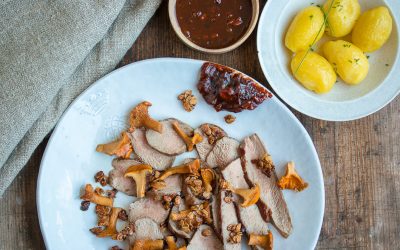 Nordische Verzückung – Rehfilet mit eingelegten Pfifferlingen, Roggen-Crumble und Hagebuttenketchup