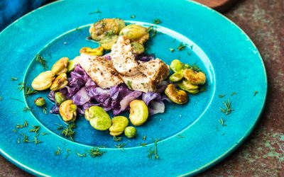 Sesamhuhn mit karamellisiertem rotem Spitzkohl, dicken Bohnen und Stachelbeer Chutney