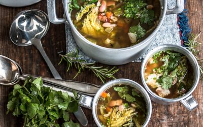 Ich brauch‘ was Warmes – Wirsing-Speck Suppe mit Bohnen, Koriander und Pecorino