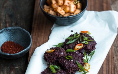 Blaue Süßkartoffel Fritters mit schnellem Kaki-Nashi Kimchi