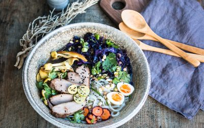 Xmas Noodle Bowl – Reisnudeln mit Entenbrust, gebratenem Rotkohl mit Sauerkirschen und Limonenseitlingen