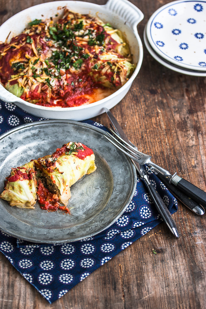 Würzige vegetarische Kohlrouladen mit Quinoa, Linsen und Nüssen ...