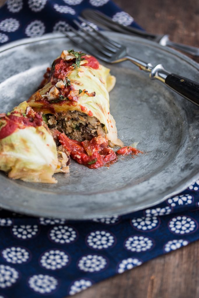 Würzige vegetarische Kohlrouladen mit Quinoa, Linsen und Nüssen ...