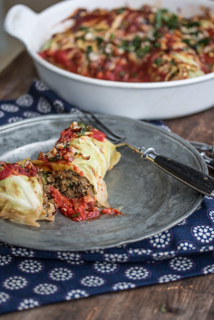 Würzige vegetarische Kohlrouladen mit Quinoa, Linsen und Nüssen ...
