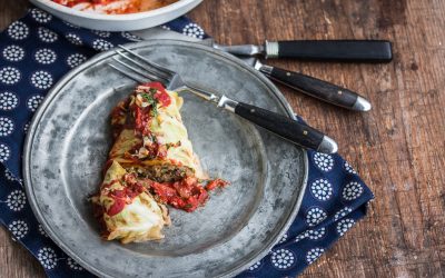 Würzige vegetarische Kohlrouladen mit Quinoa, Linsen und Nüssen