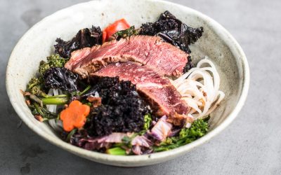 Stängelkohl, schwarzer Grünkohl und mit Sangohachi marinierte Rinderlende auf Reisnudeln